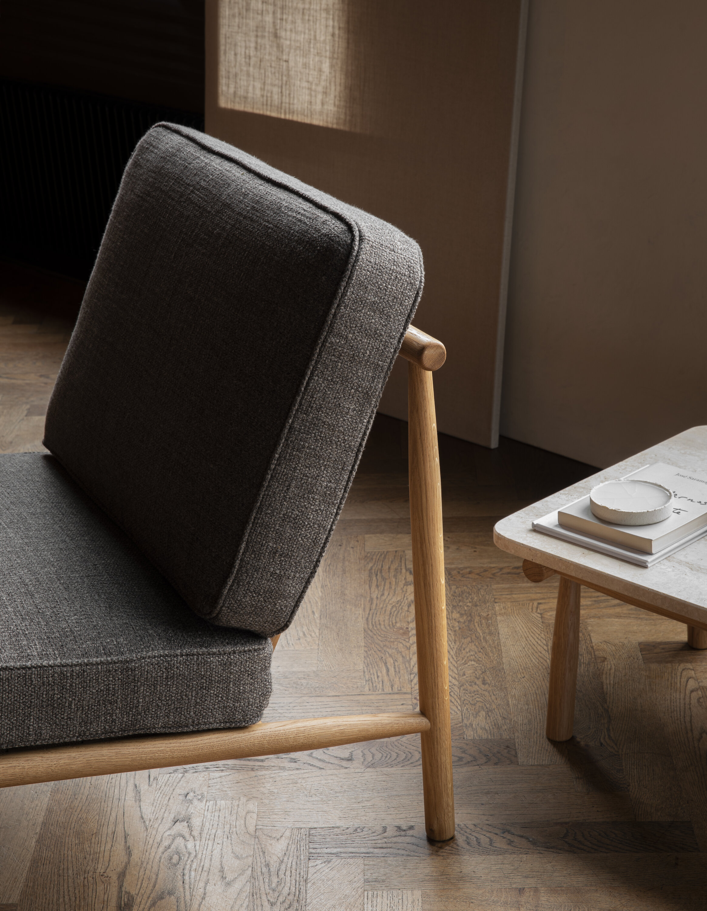 furniture_easy chair_domus_wood-oak-tosca 24 chestnut_PIE_domus table_3